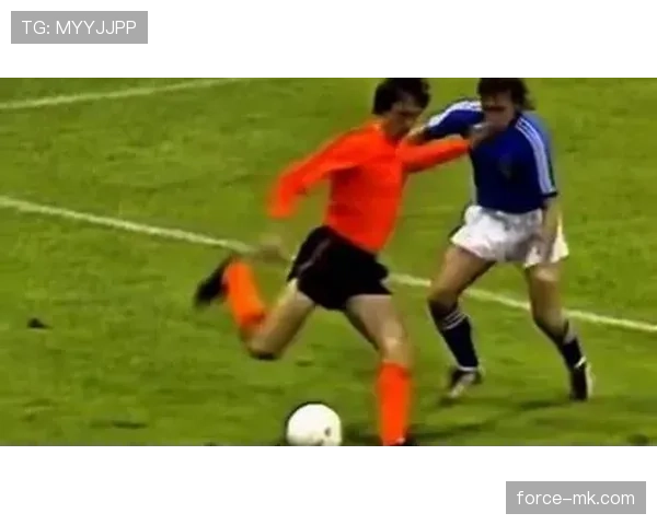 克鲁伊夫战术体系的永恒价值：如何塑造现代足球的战术基因